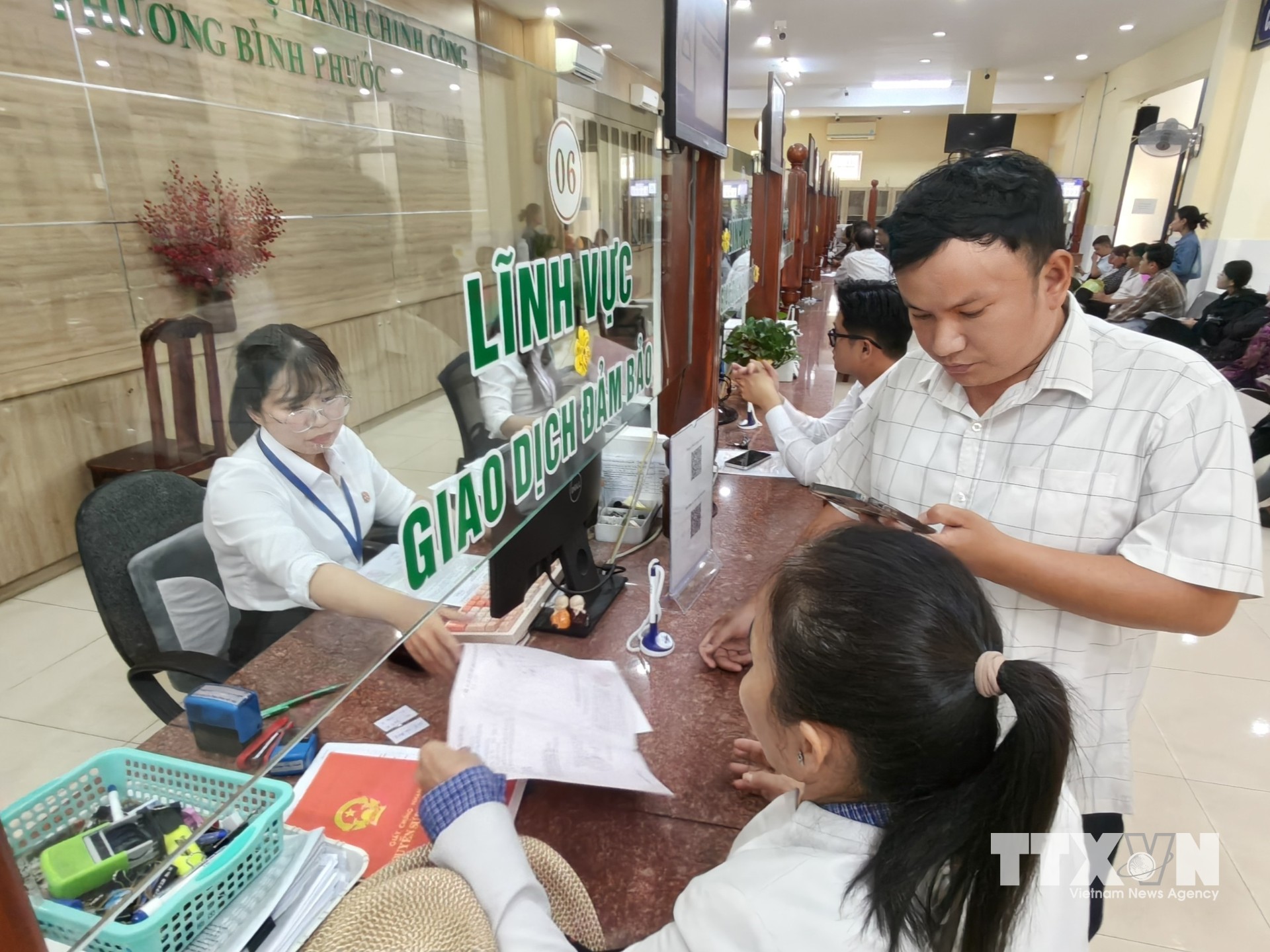 Người dân đến thực hiện thủ tục hành chính tại Trung tâm Phục vụ hành chính công phường Bình Phước. (Ảnh: K GỬIH/TTXVN)